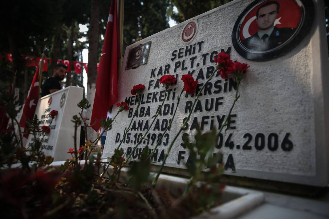 Bayram arifesinde şehitliklerde hüzün: Kahramanlara koştular - Resim: 11